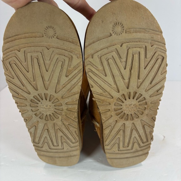 UGG Australia Women's Size 6 Classic Short II Tan Sheepskin Boots Y2K Snow Bunny - Picture 8 of 8